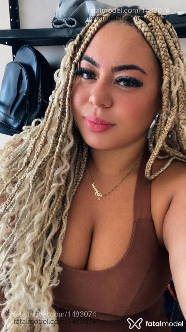 Acompanhante mulher loira (o) de olhos pretos - Yara