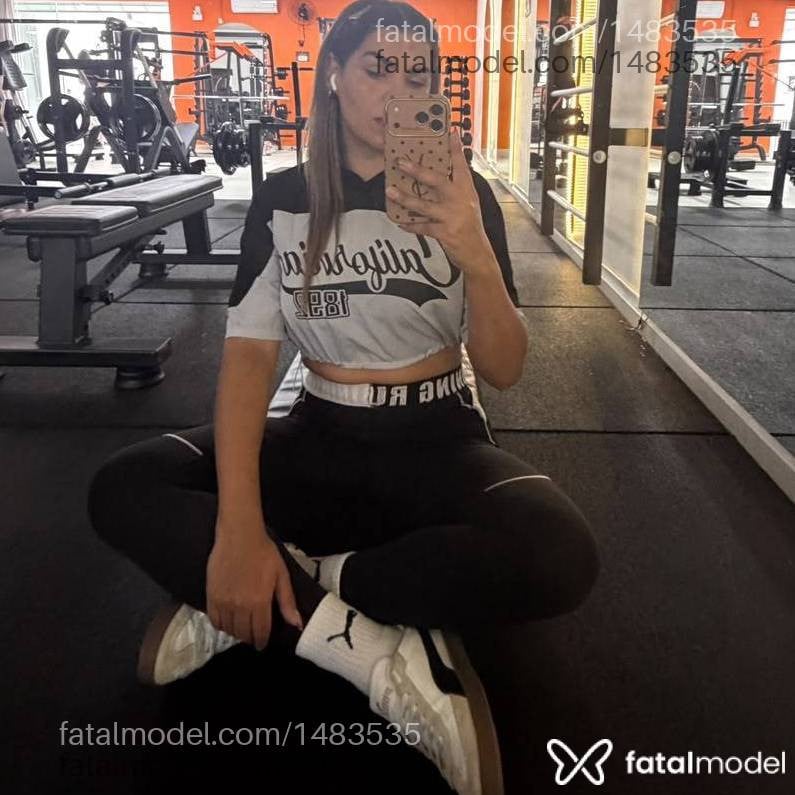 Acompanhante mulher trans com cabelo colorido de olhos castanhos - Vanessa Boaventura