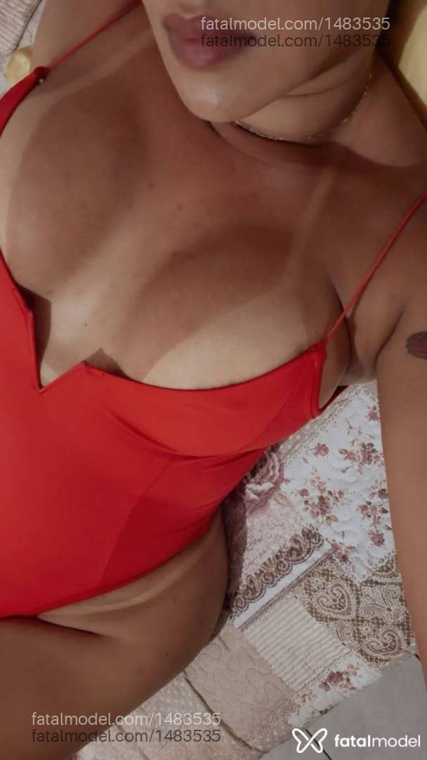 Acompanhante mulher trans com cabelo colorido de olhos castanhos - Vanessa Boaventura
