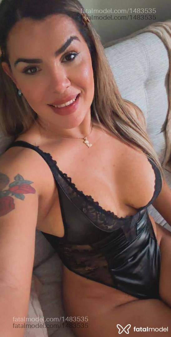 Acompanhante mulher trans com cabelo colorido de olhos castanhos - Vanessa Boaventura