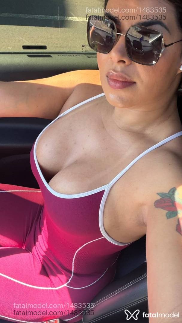 Acompanhante mulher trans com cabelo colorido de olhos castanhos - Vanessa Boaventura