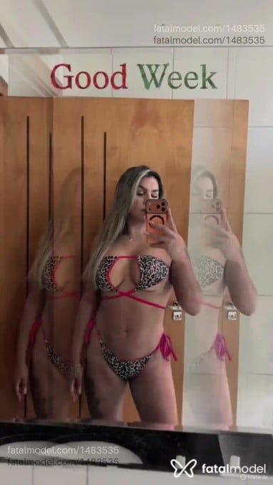 Acompanhante mulher trans com cabelo colorido de olhos castanhos em Pato Branco - Vanessa Boaventura