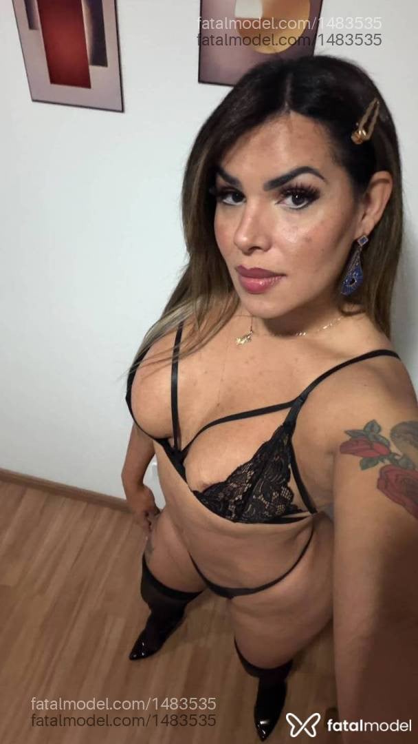Acompanhante mulher trans com cabelo colorido de olhos castanhos - Vanessa Boaventura