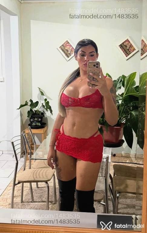 Acompanhante mulher trans com cabelo colorido de olhos castanhos - Vanessa Boaventura