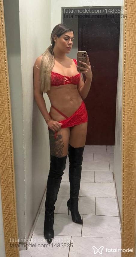 Acompanhante mulher trans com cabelo colorido de olhos castanhos - Vanessa Boaventura