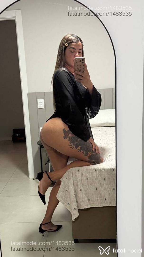 Acompanhante mulher trans com cabelo colorido de olhos castanhos - Vanessa Boaventura