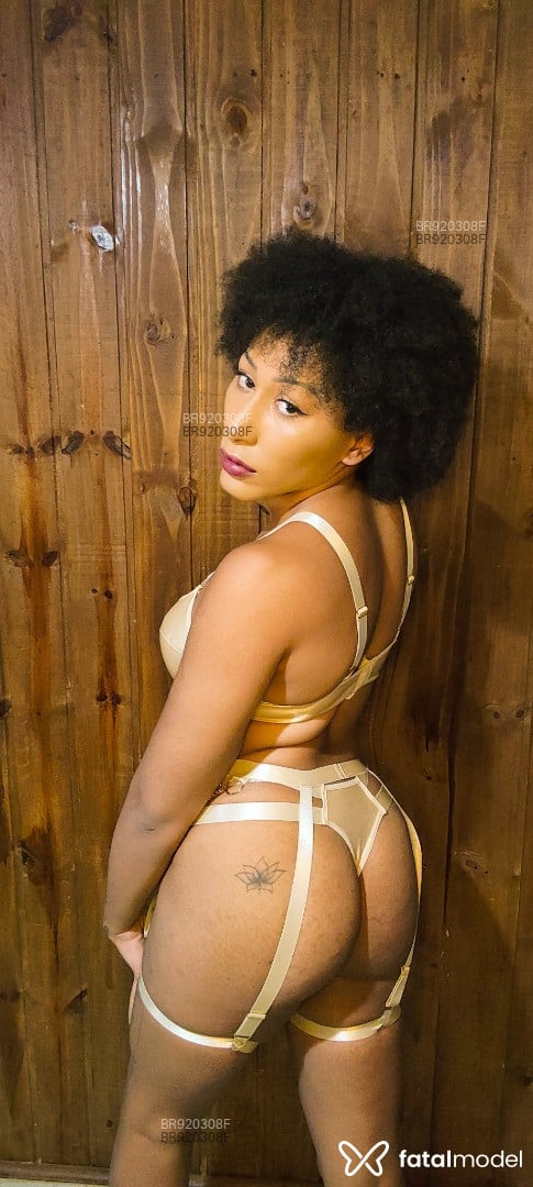 Acompanhante mulher trans com cabelo castanho de olhos castanhos em Porto Alegre - Negra Domme