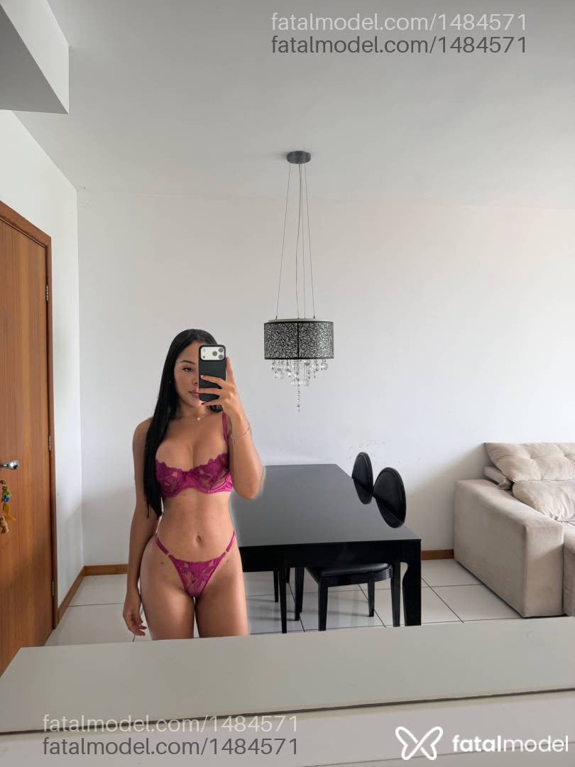 Acompanhante mulher morena (o) de olhos pretos - Maya Melo