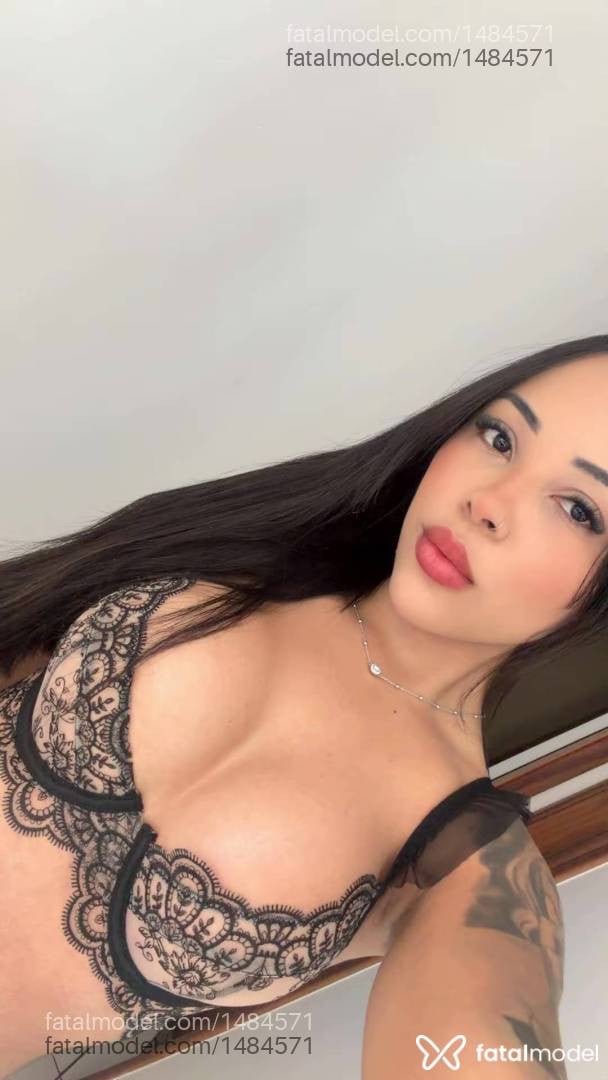Acompanhante mulher morena (o) de olhos pretos - Maya Melo
