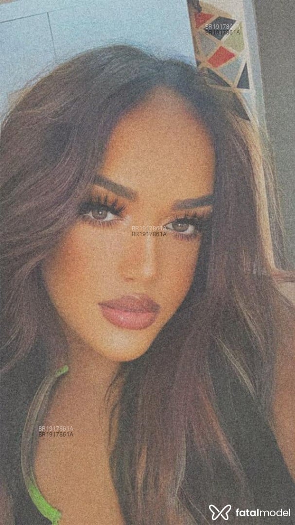 Acompanhante mulher trans com cabelo castanho de olhos castanhos em São Paulo - isaa fontinelli