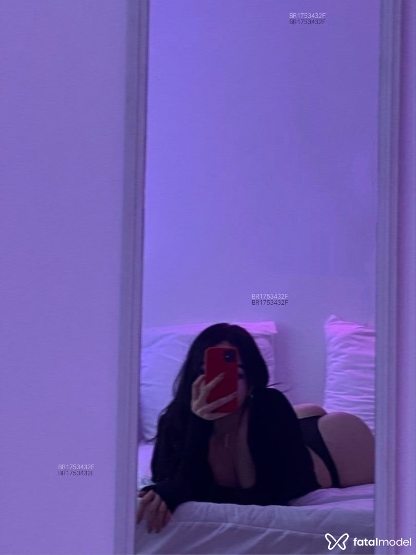 Acompanhante mulher com cabelo castanho de olhos castanhos - Kiara Acompanhante mulher com cabelo castanho de olhos castanhos - Kiara