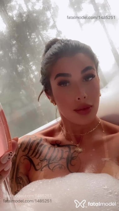 Acompanhante mulher com cabelo castanho de olhos castanhos em Videira Acompanhante mulher com cabelo castanho de olhos castanhos em Videira - Maju Diniz