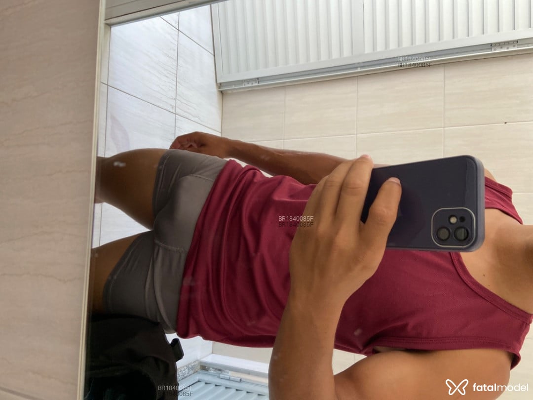 Acompanhante homem com cabelo castanho de olhos castanhos - Jorge
