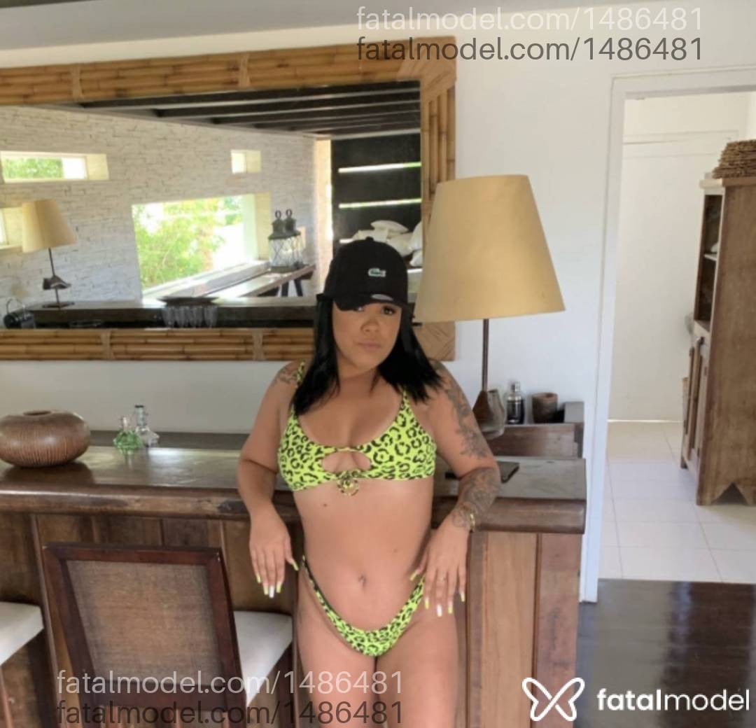 Acompanhante mulher morena (o) de olhos pretos - Ruby Bittencourt