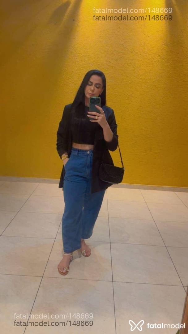 Acompanhante mulher morena (o) de olhos pretos - Laura Villar