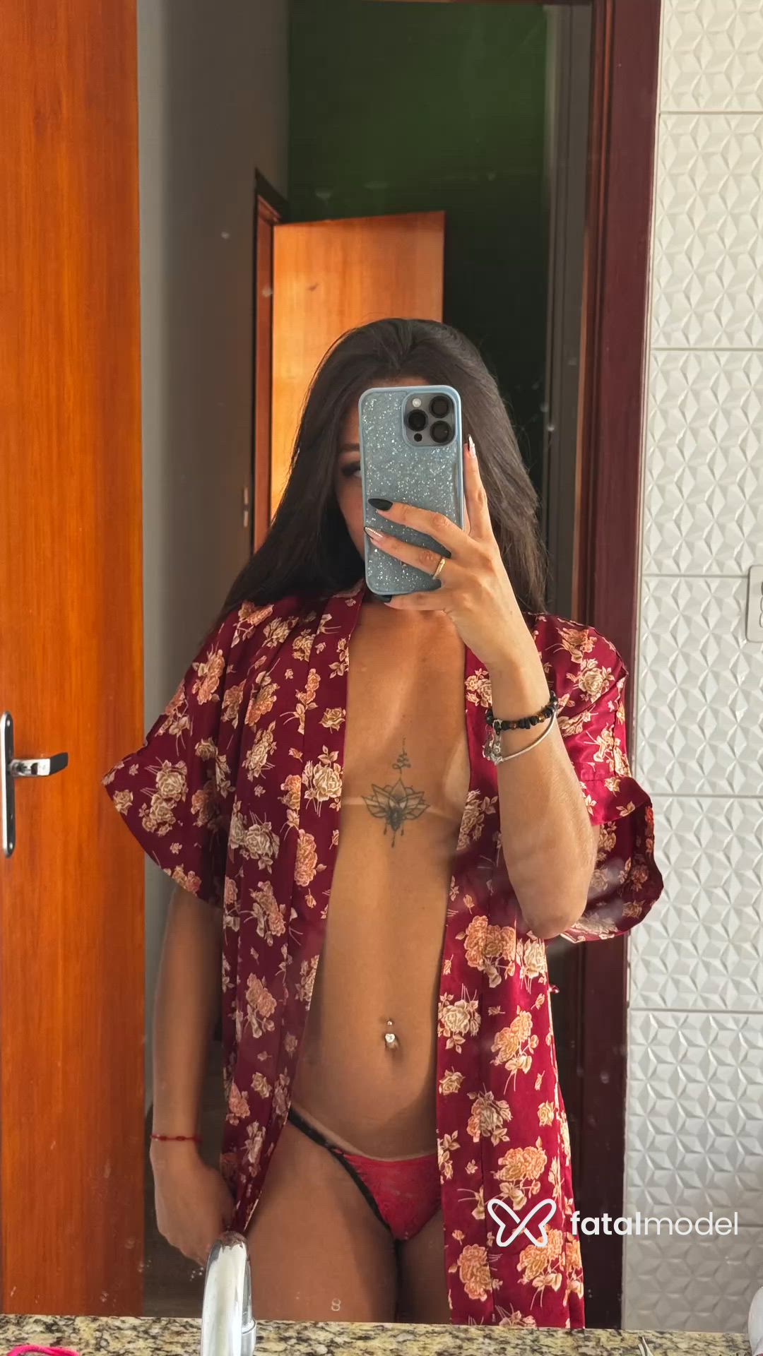 Acompanhante mulher com cabelo castanho de olhos castanhos - Laura Pierre Acompanhante mulher com cabelo castanho de olhos castanhos - Laura Pierre