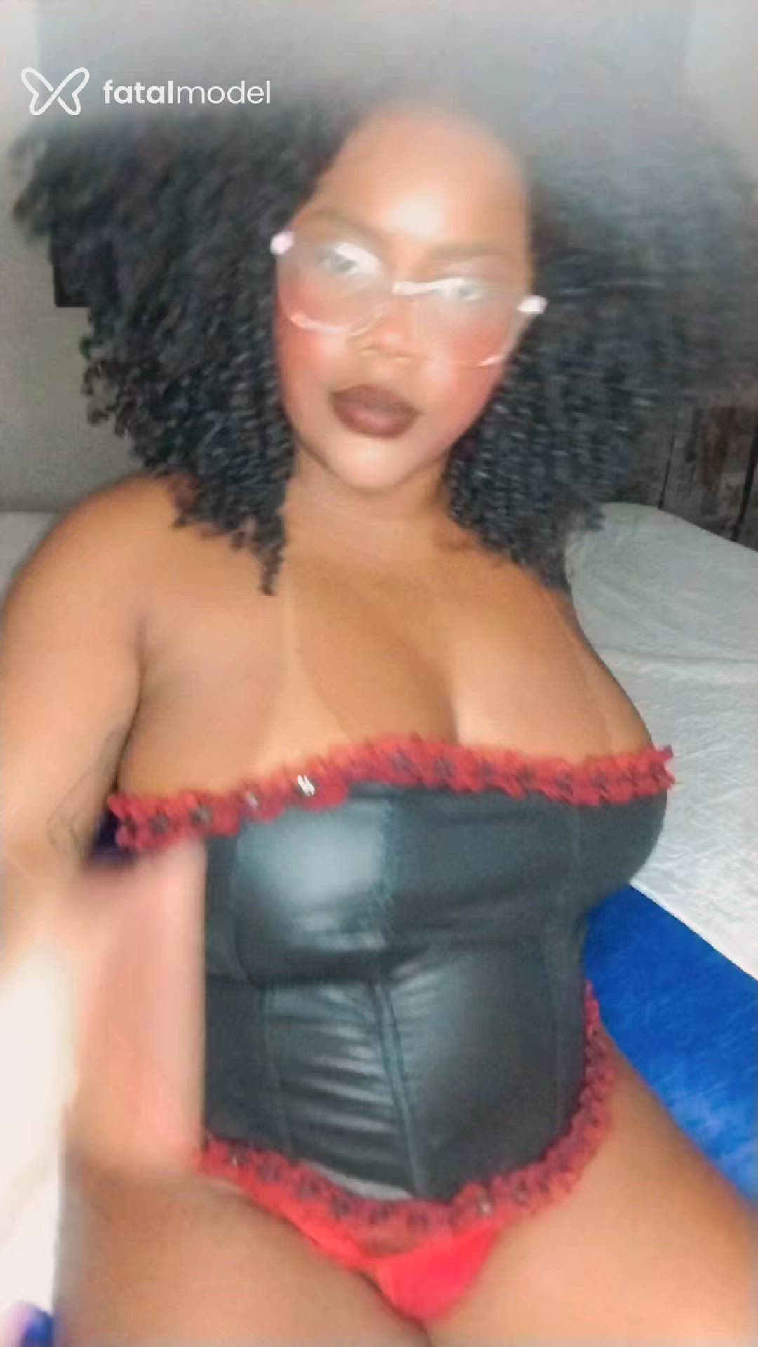 Acompanhante mulher morena (o) de olhos castanhos - Maitê
