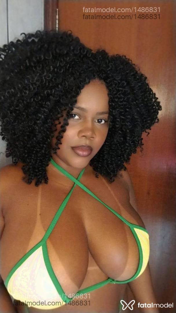 Acompanhante mulher morena (o) de olhos castanhos - Maitê