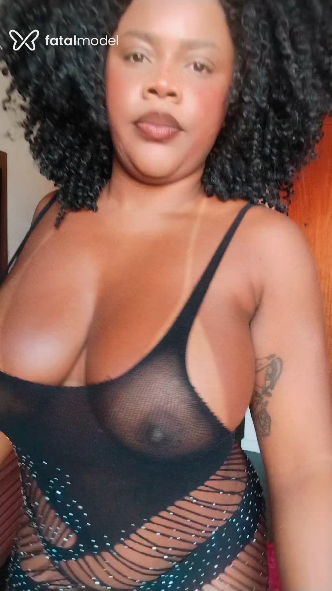 Acompanhante mulher morena (o) de olhos castanhos - Maitê