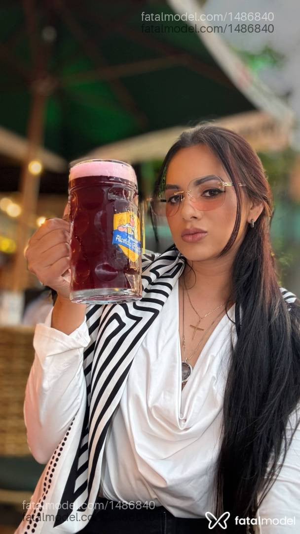 Acompanhante mulher com cabelo castanho de olhos mel - Yaz