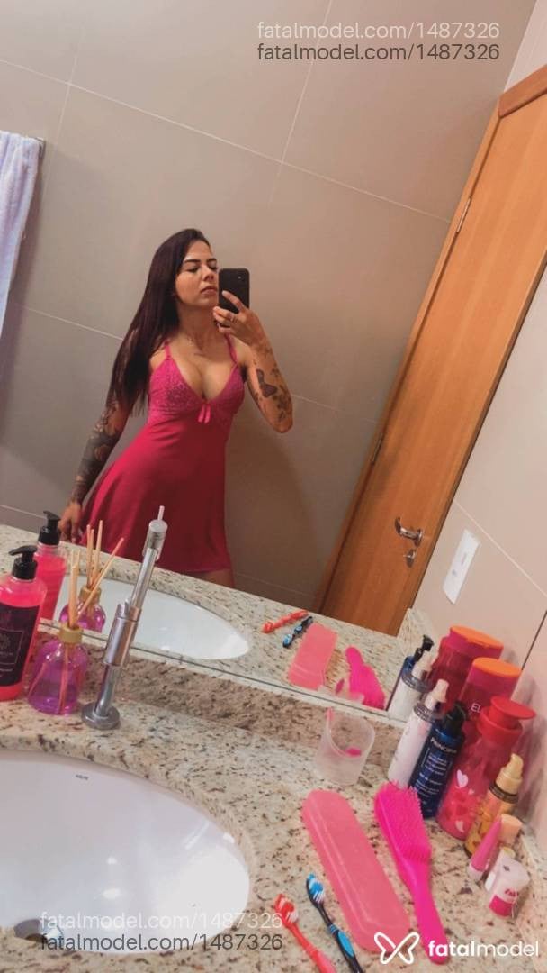 Acompanhante mulher com cabelo castanho de olhos castanhos - Mirella