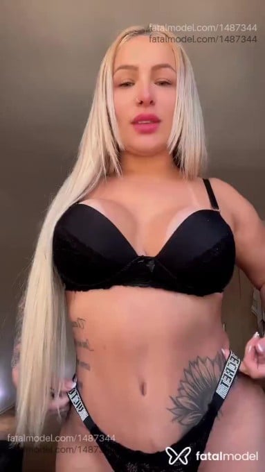 Acompanhante mulher loira (o) de olhos mel em Santa Cruz do Sul - Bella