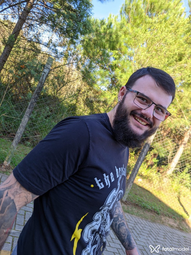 Acompanhante homem com cabelo castanho de olhos verdes em Curitiba - Matheus