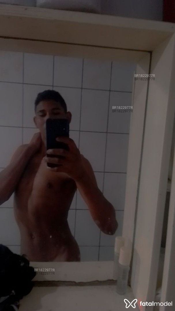 Acompanhante não-binário com cabelo castanho de olhos castanhos em Virtual Acompanhante não-binário com cabelo castanho de olhos castanhos em Virtual - Débora
