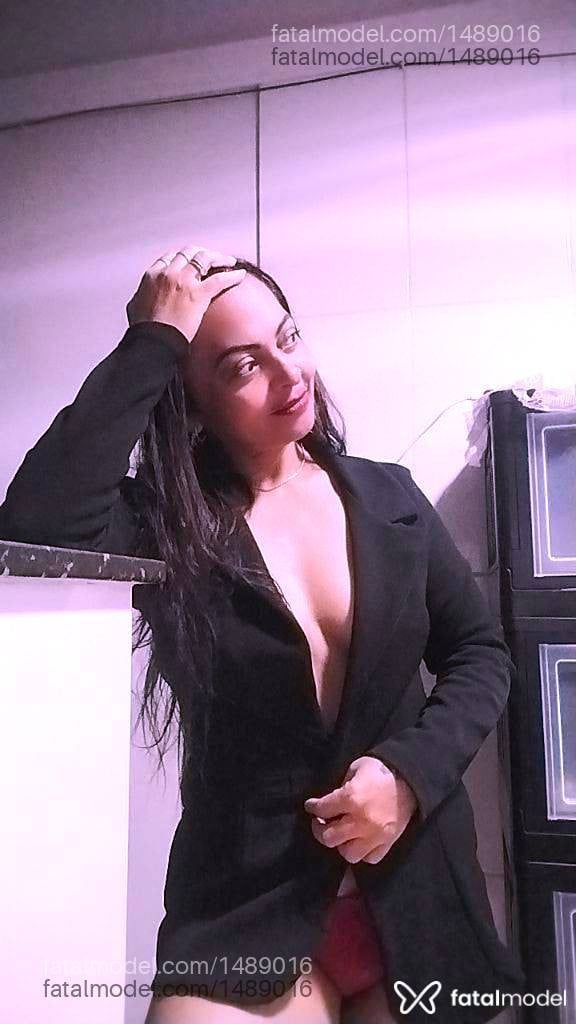 Acompanhante mulher com cabelo castanho de olhos mel em Ipatinga Acompanhante mulher com cabelo castanho de olhos mel em Ipatinga - Latiffah