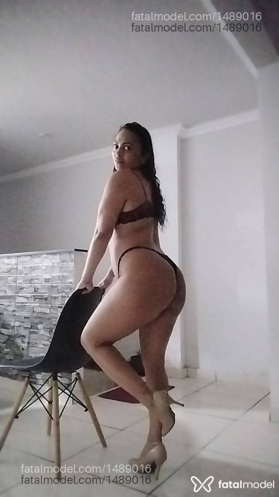 Acompanhante mulher com cabelo castanho de olhos mel - Latiffah