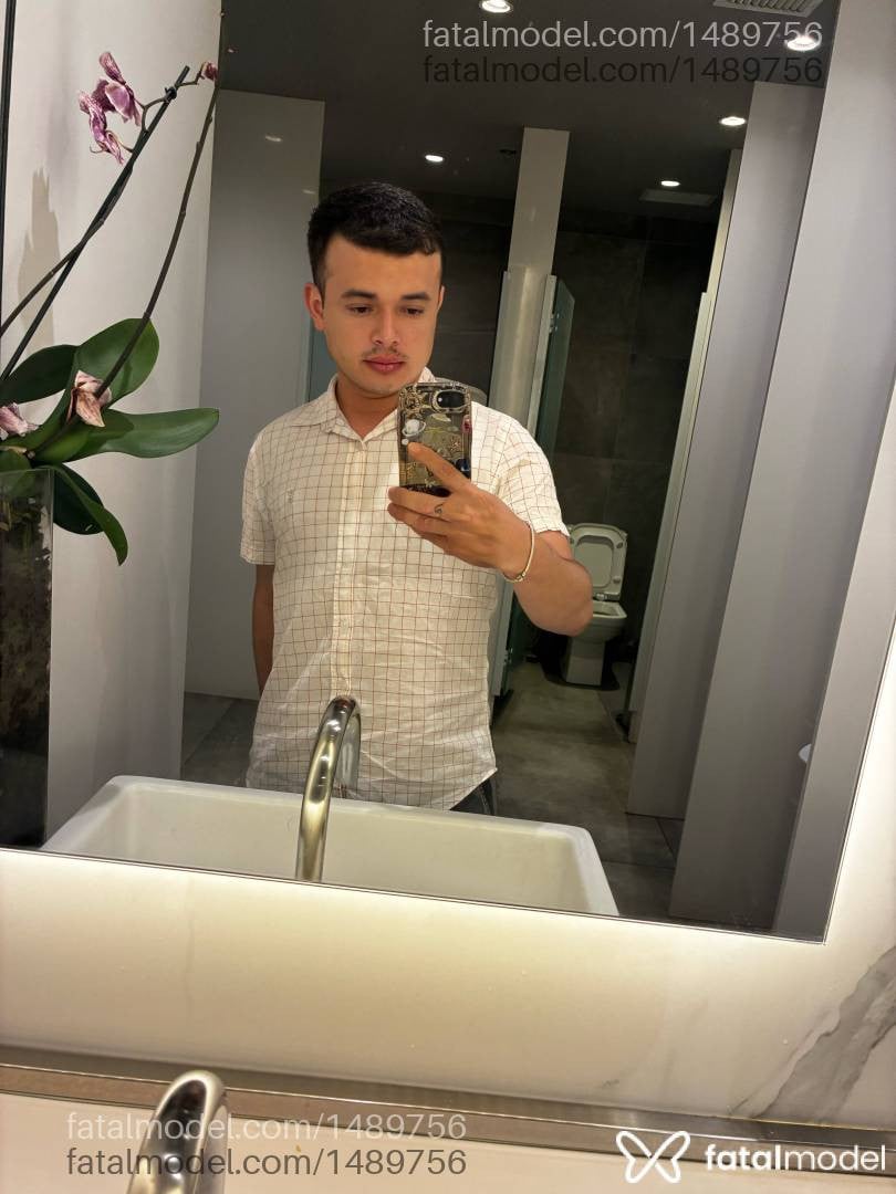 Acompanhante homem com cabelo castanho de olhos castanhos - Rian Furlan
