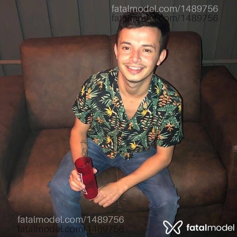 Acompanhante homem com cabelo castanho de olhos castanhos - Rian Furlan