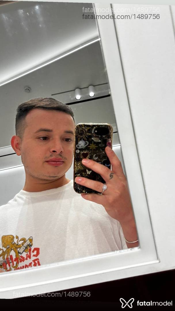 Acompanhante homem com cabelo castanho de olhos castanhos - Rian Furlan