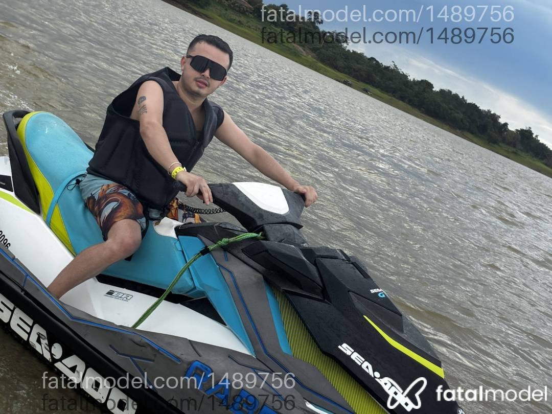Acompanhante homem com cabelo castanho de olhos castanhos - Rian Furlan
