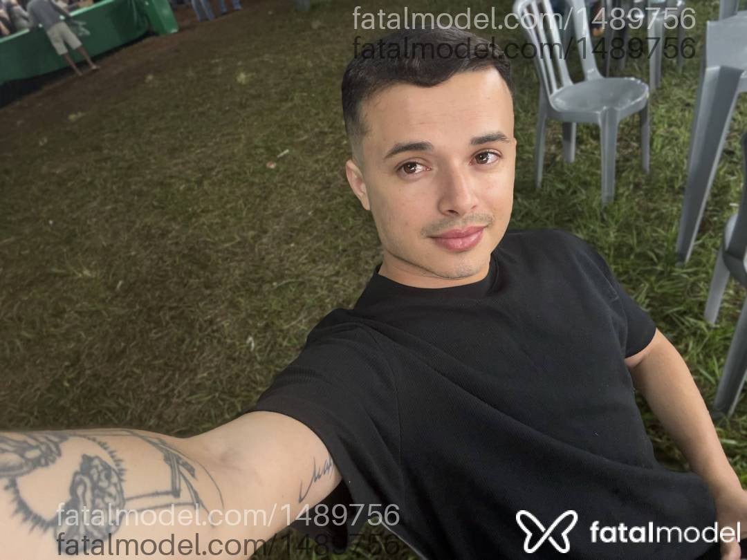 Acompanhante homem com cabelo castanho de olhos castanhos - Rian Furlan