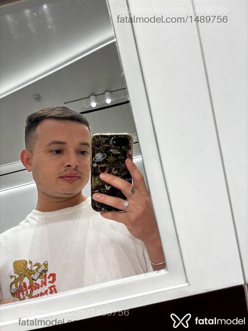 Acompanhante homem com cabelo castanho de olhos castanhos - Rian Furlan