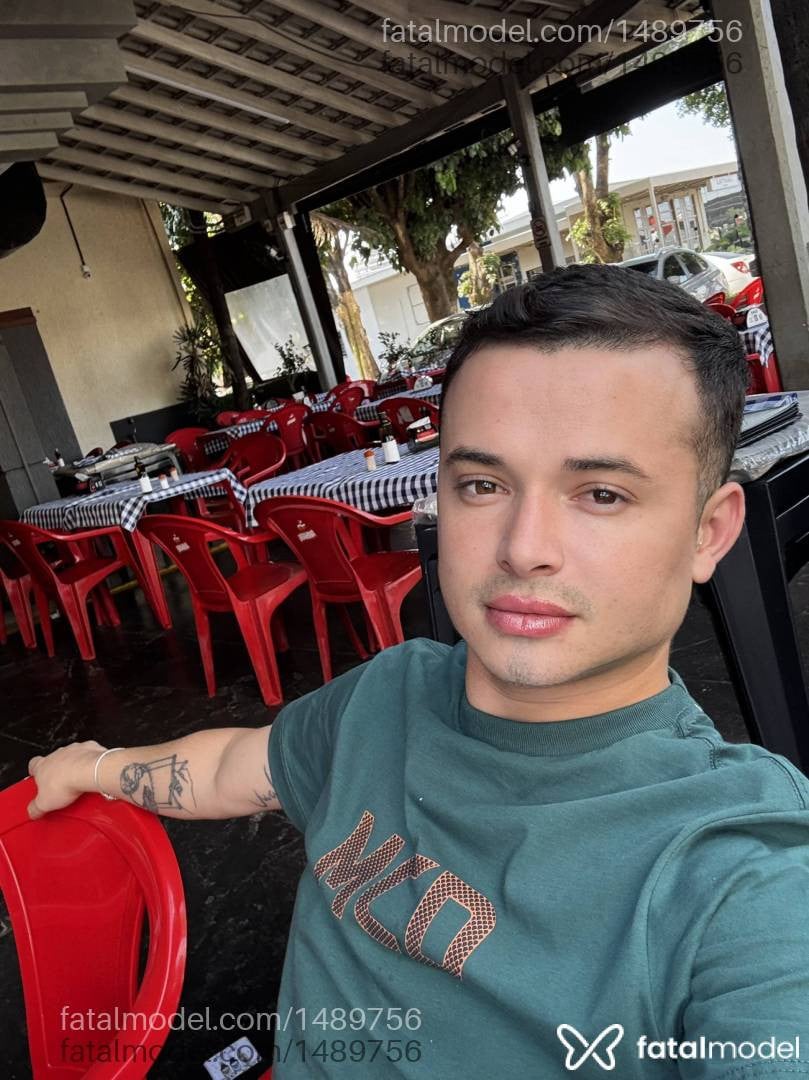 Acompanhante homem com cabelo castanho de olhos castanhos - Rian Furlan