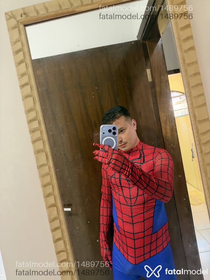 Acompanhante homem com cabelo castanho de olhos castanhos - Rian Furlan