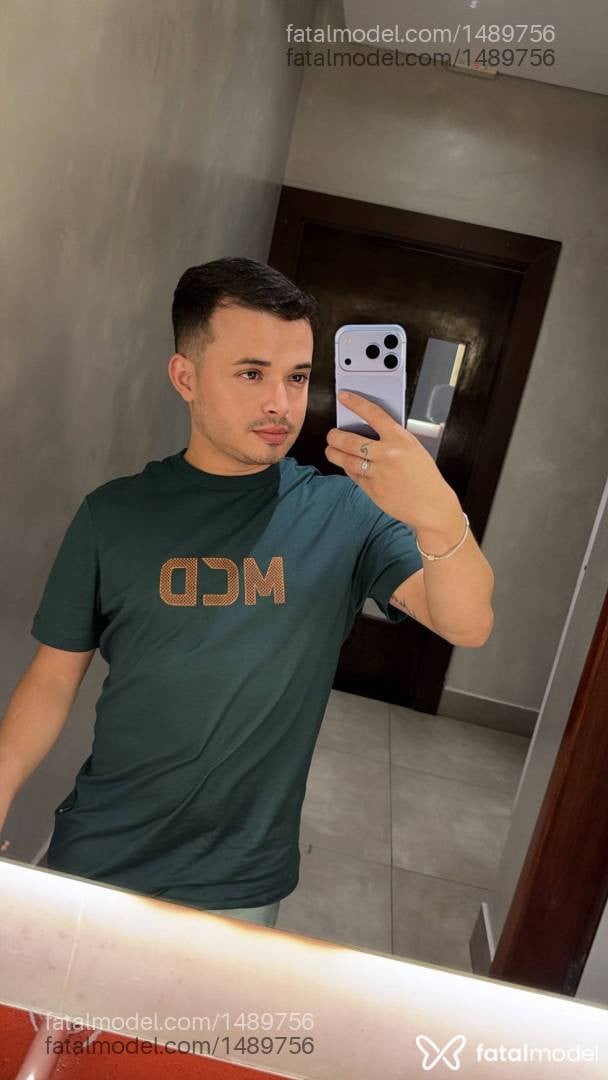 Acompanhante homem com cabelo castanho de olhos castanhos - Rian Furlan