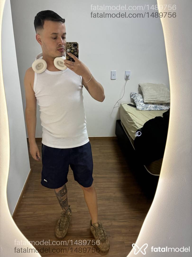 Acompanhante homem com cabelo castanho de olhos castanhos - Rian Furlan