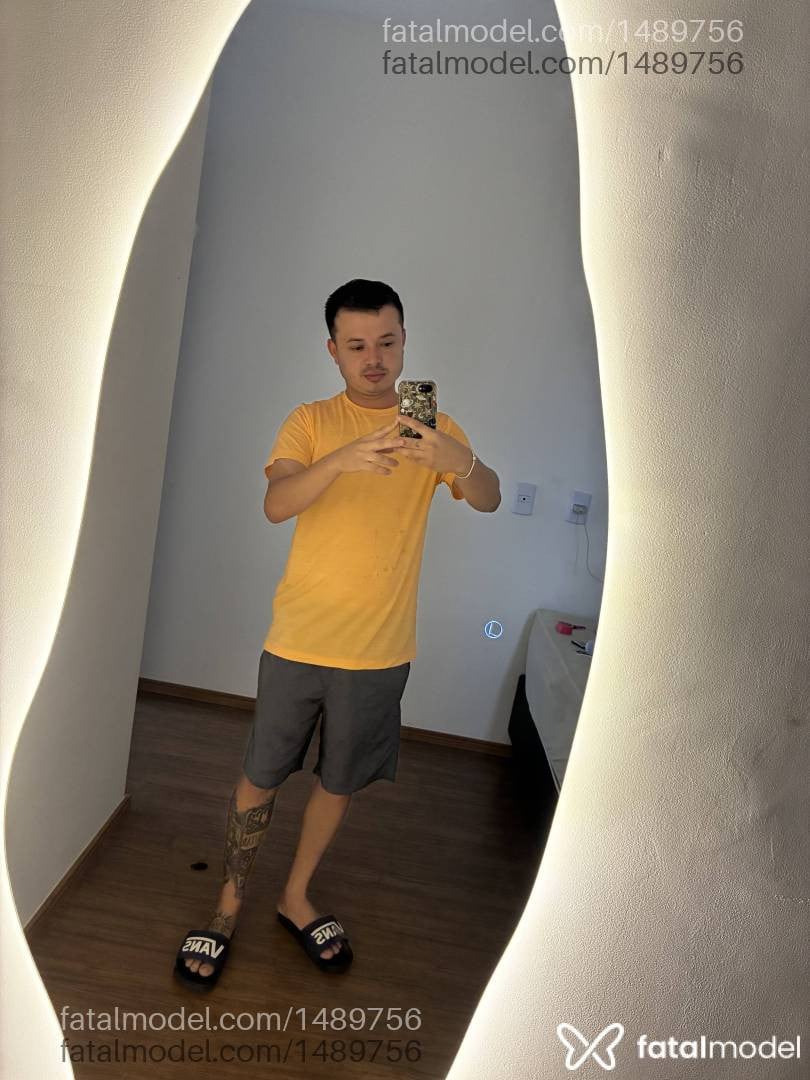 Acompanhante homem com cabelo castanho de olhos castanhos - Rian Furlan