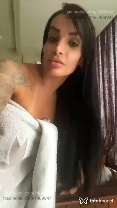 Acompanhante mulher com cabelo castanho de olhos mel em Macaé Acompanhante mulher com cabelo castanho de olhos mel em Macaé - Bela Portinari