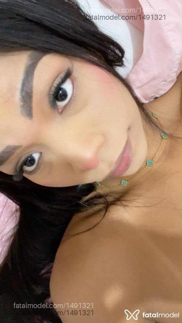 Acompanhante mulher trans com cabelo castanho de olhos castanhos - Eduarda Brandão