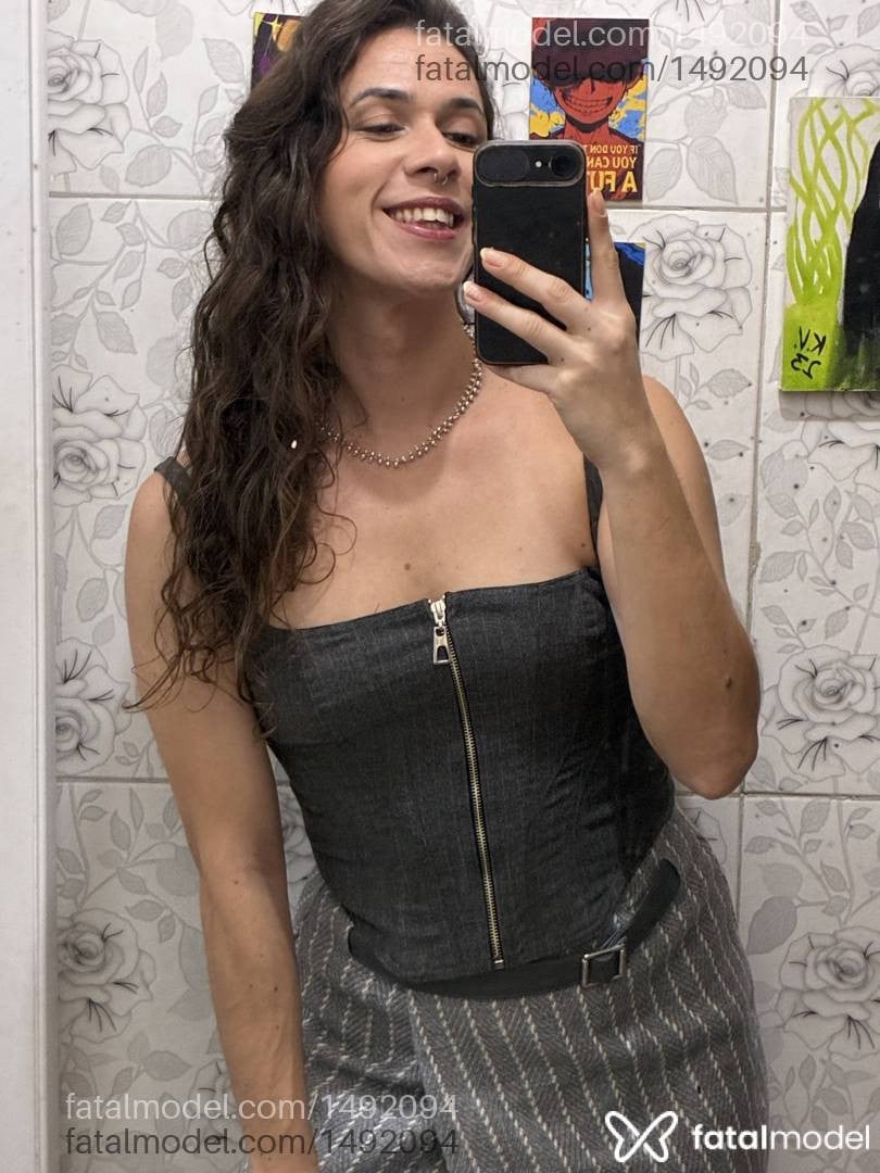 Acompanhante travesti com cabelo castanho de olhos castanhos - Karla Braga