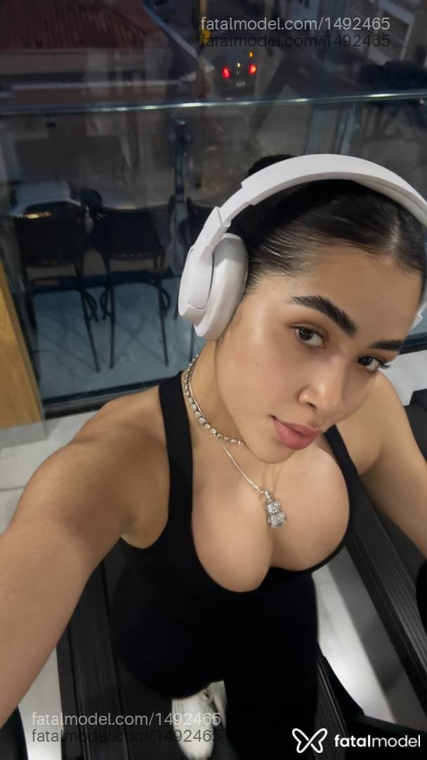 Acompanhante mulher morena (o) de olhos castanhos em Brasília Acompanhante mulher morena (o) de olhos castanhos em Brasília - Victoria
