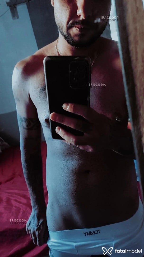 Acompanhante homem trans com cabelo castanho de olhos castanhos em Porto Alegre - Henrique