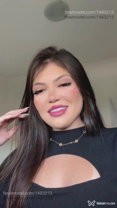 Acompanhante mulher com cabelo castanho de olhos verdes em Curitiba Acompanhante mulher com cabelo castanho de olhos verdes em Curitiba - Vitória Russo