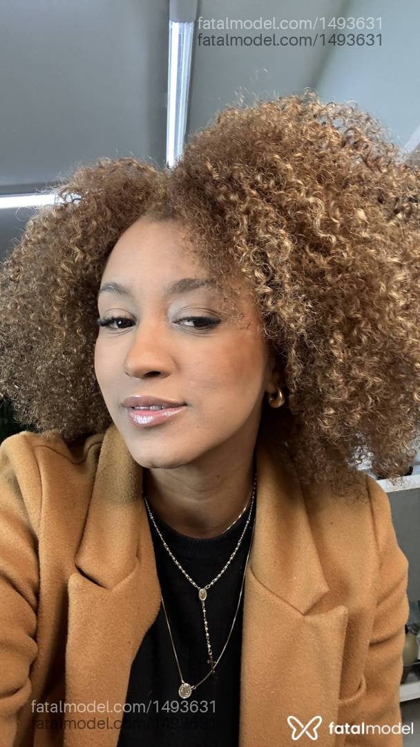 Acompanhante mulher com cabelo castanho de olhos castanhos em Porto Alegre - Aninha Ebony