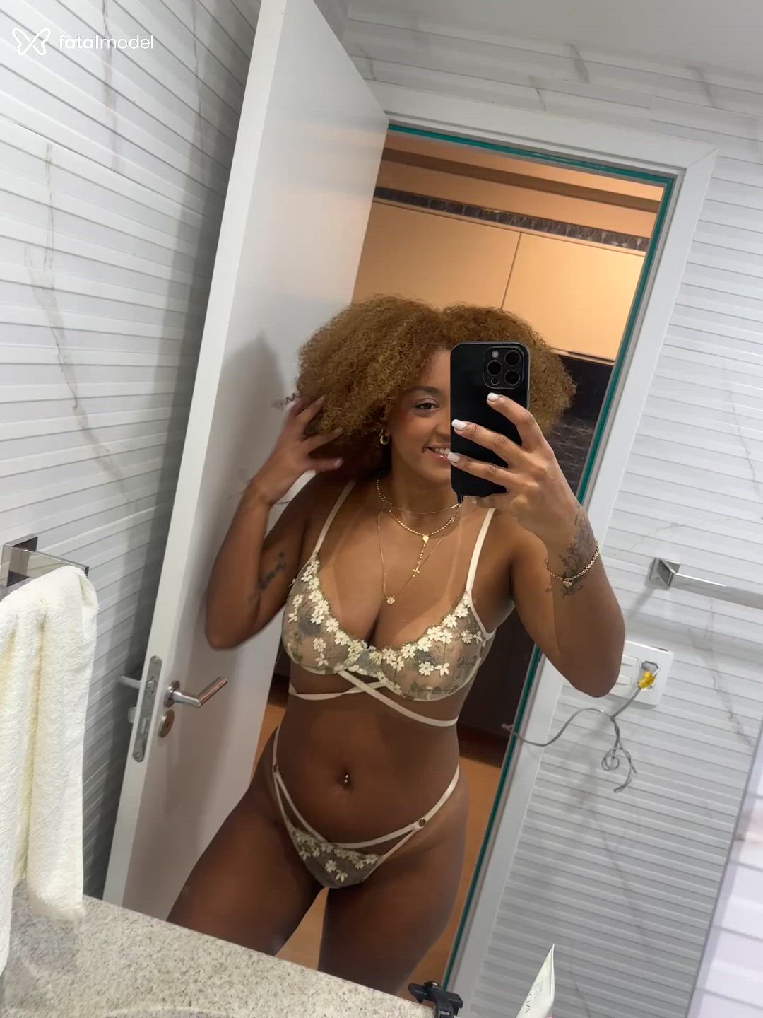 Acompanhante mulher com cabelo castanho de olhos castanhos - Aninha Ebony Acompanhante mulher com cabelo castanho de olhos castanhos - Aninha Ebony
