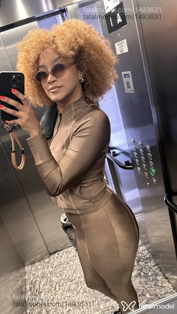 Acompanhante mulher com cabelo castanho de olhos castanhos - Aninha Ebony Acompanhante mulher com cabelo castanho de olhos castanhos - Aninha Ebony